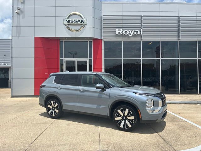 Moonstone Gray Metallic/Black Roof 2026 Mitsubishi Outlander SUV / Crossover Front-Wheel Drive Continuously Variable Transmission