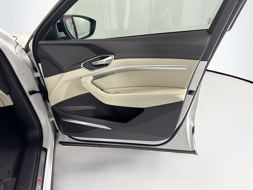 Thumbnail: 2024 Audi Q8 e-tron - 26