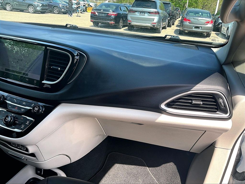 2023 Chrysler Pacifica — photo 13
