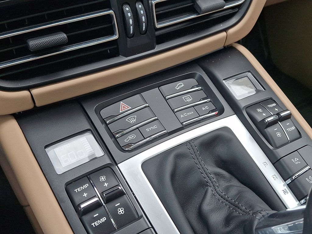 Thumbnail: 2020 Porsche Macan - 16