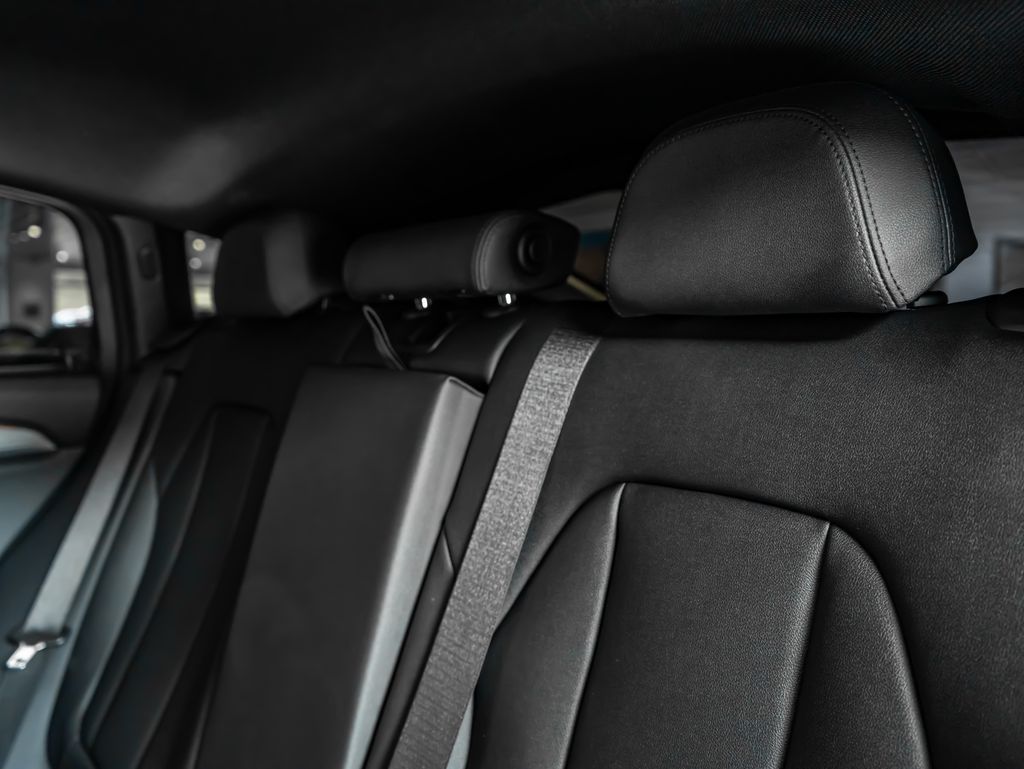 Used 2021 White BMW xDrive30i image 25