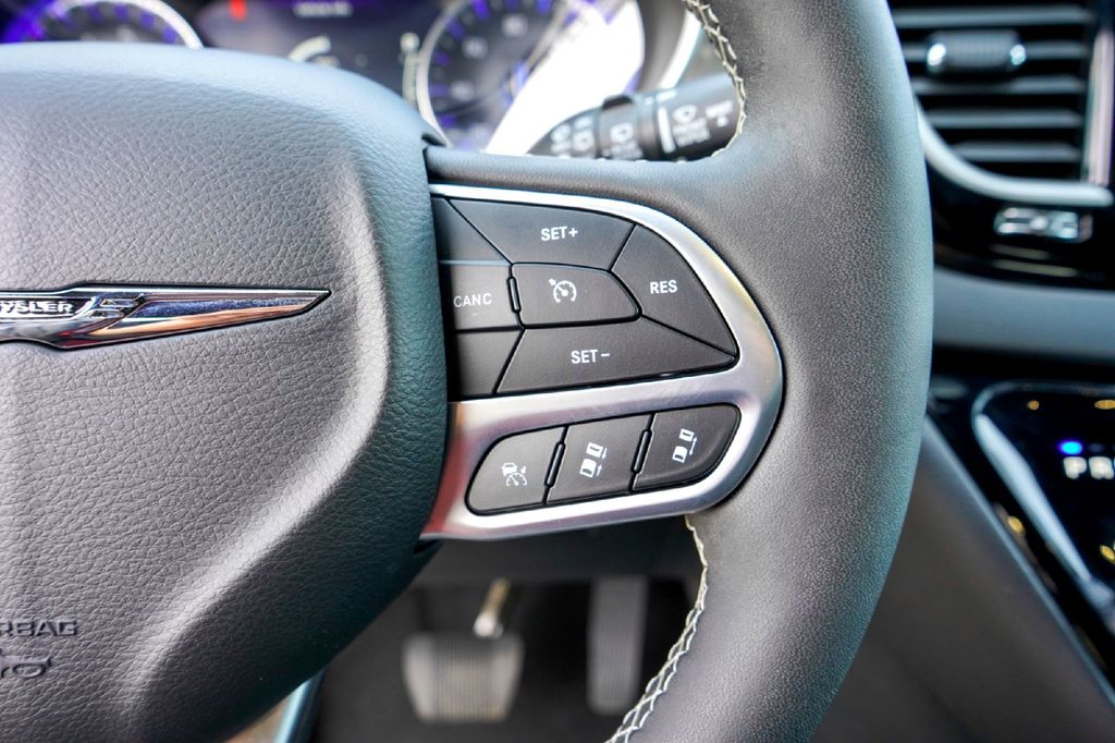 Used Car 2025 Chrysler Pacifica  Select For Sale Under $30,000 In Taylor, Texas