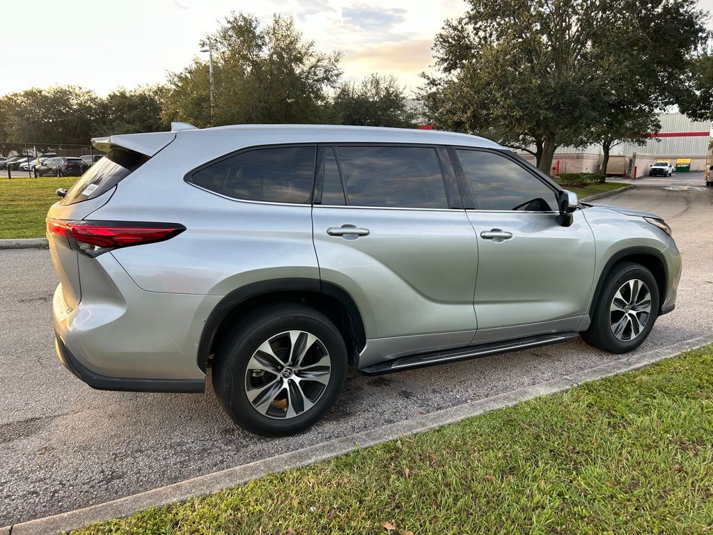Thumbnail: 2022 Toyota Highlander - 5