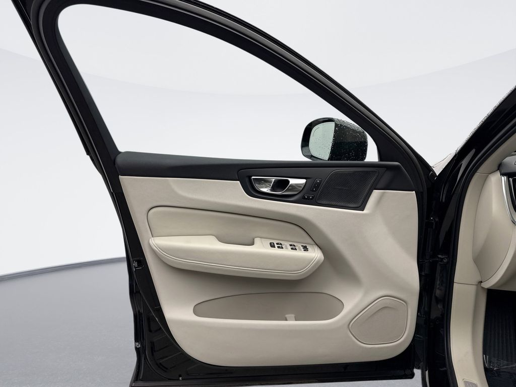 Thumbnail: 2023 Volvo XC60 - 9