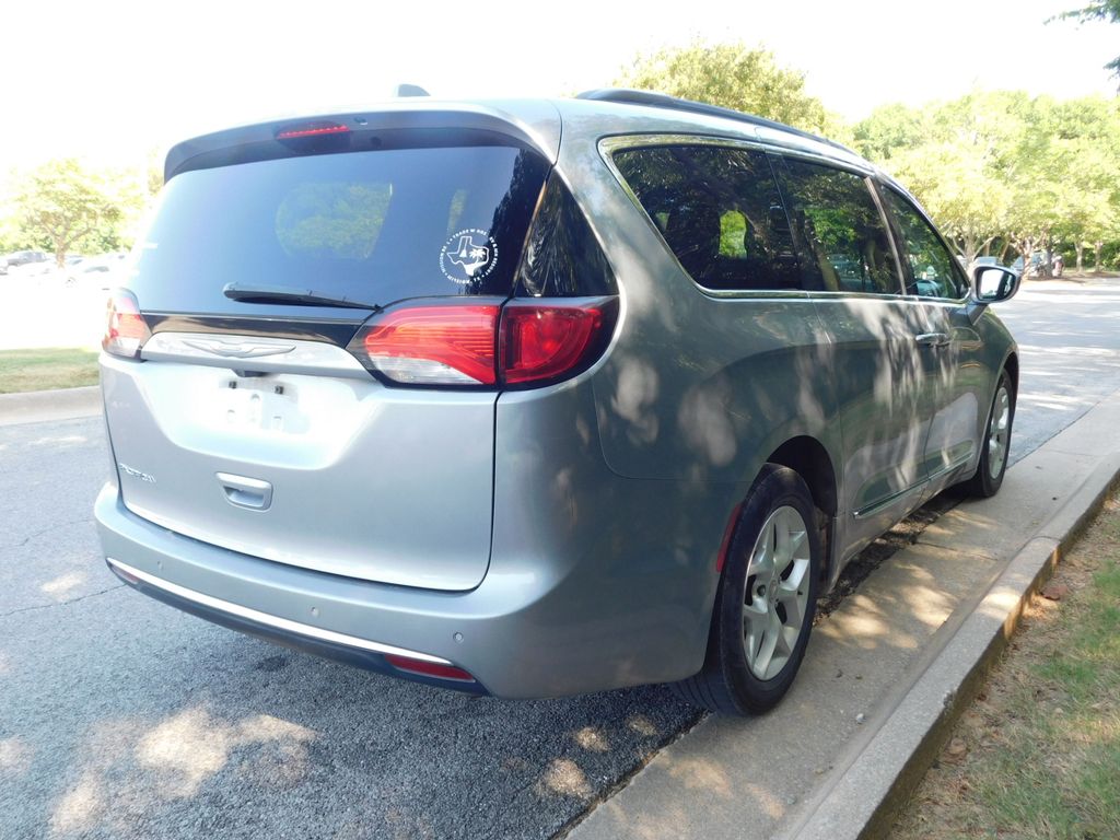 Thumbnail: 2017 Chrysler Pacifica - 4