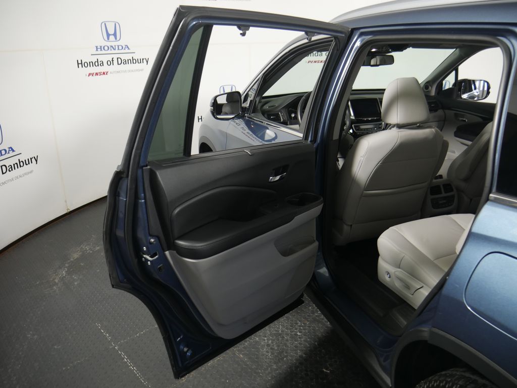 Thumbnail: 2017 Honda Pilot - 9