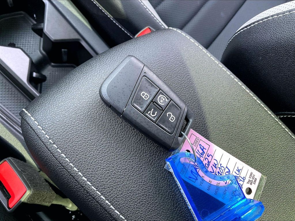 2025 Volkswagen Taos — photo 28