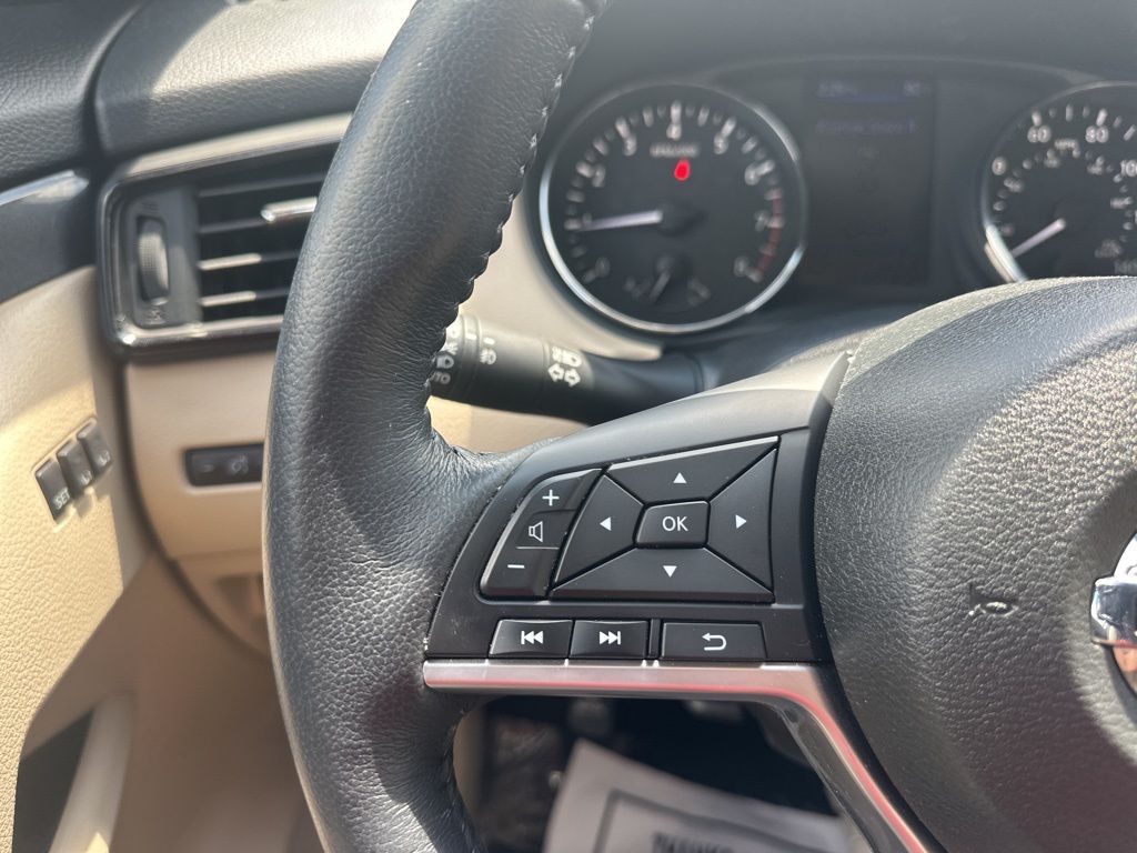 2018 Pearl White Nissan Rogue SV FWD SUV