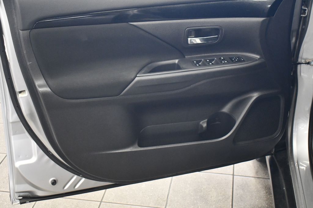 Thumbnail: 2019 Mitsubishi Outlander - 15