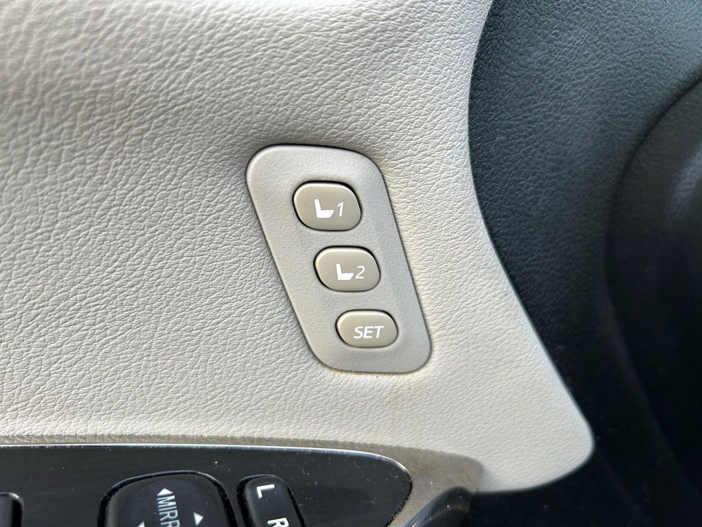 Thumbnail: 2016 Toyota Avalon - 18
