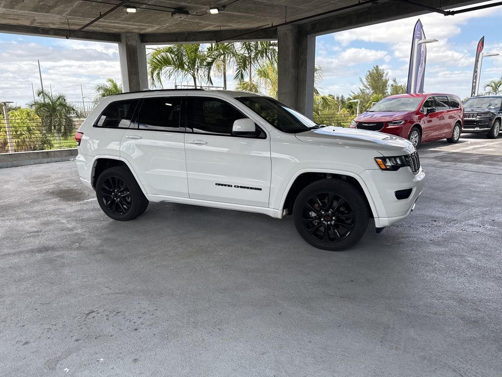 2017 Jeep Grand Cherokee media 1