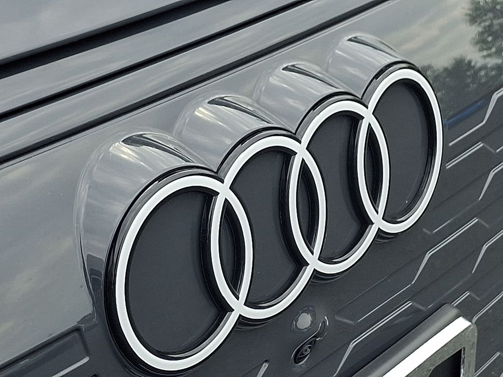 Thumbnail: 2025 Audi Q6 e-tron - 30