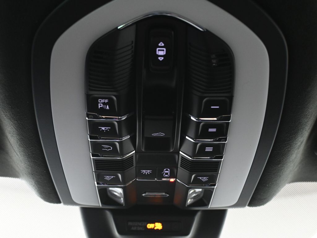 Thumbnail: 2026 Porsche Macan - 20