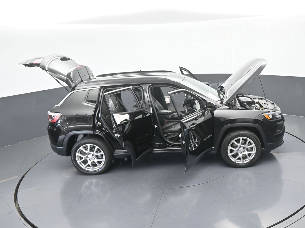 Used 2024 Diamond Black Crystal Pearlcoat Jeep Latitude Lux image 63