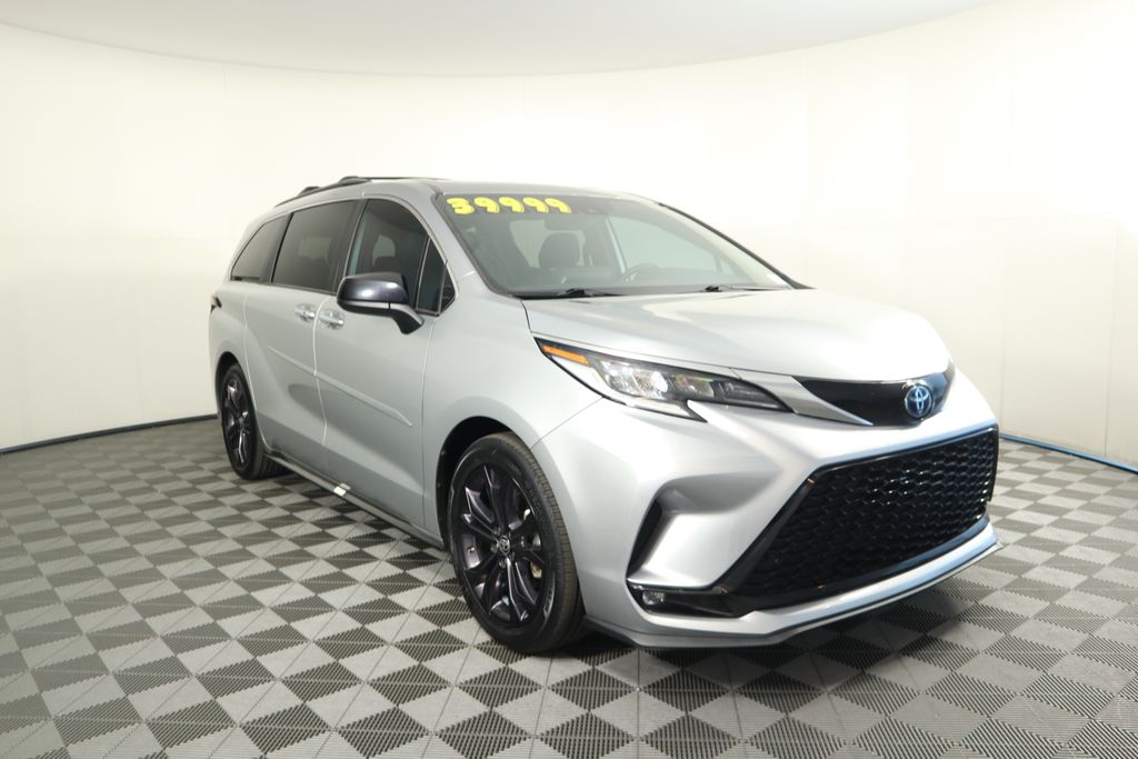 2022 Toyota Sienna XSE 3