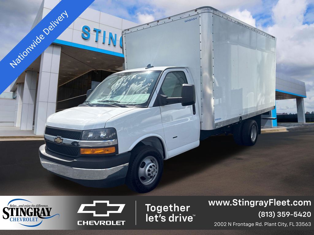 Summit White 2025 Chevrolet Express Chassis 3500 Cutaway 139 Van Rear-Wheel Drive 8-Speed Automatic