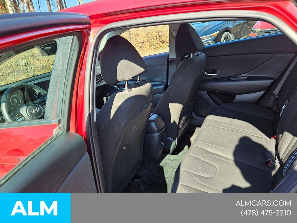 Used 2025 Red Hyundai SEL Convenience image 8