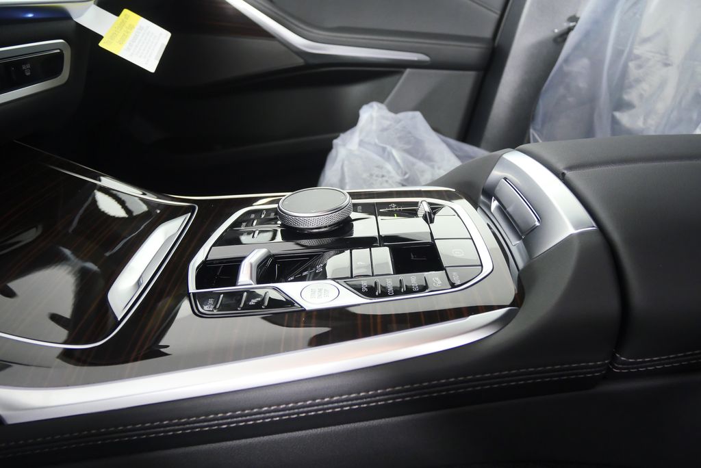 Thumbnail: 2026 BMW X7 - 23