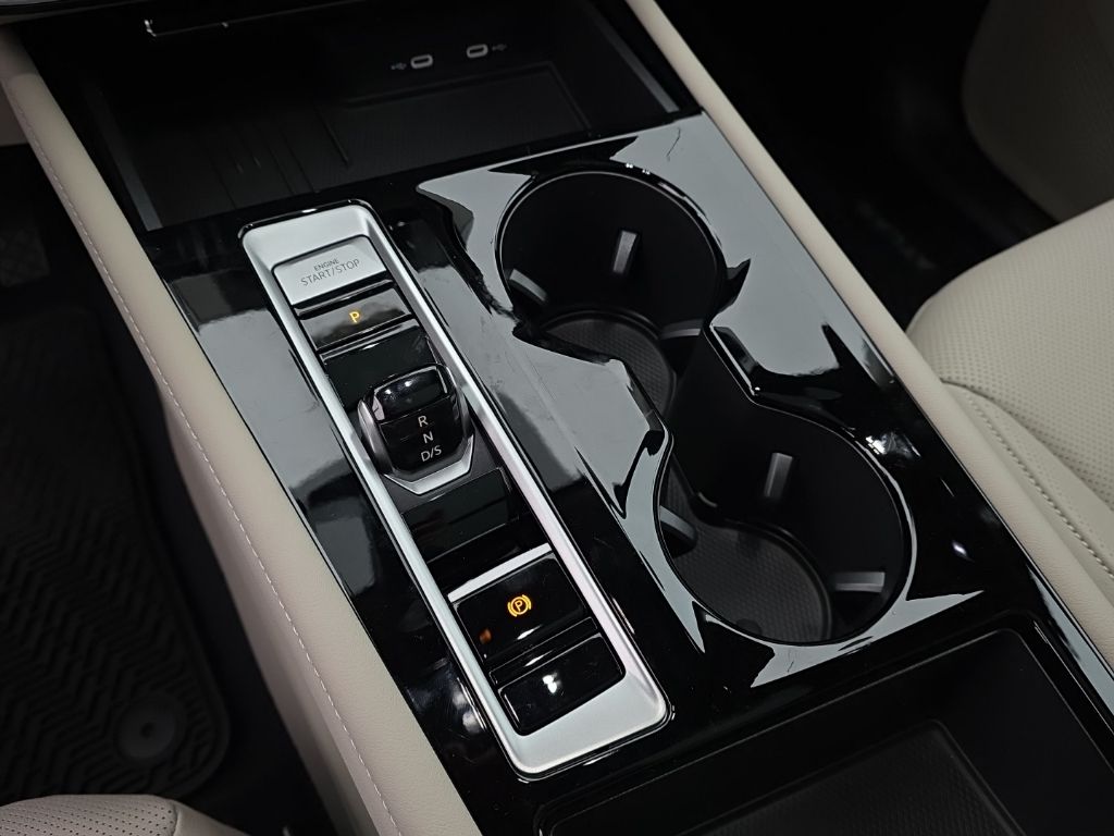 2026 Volkswagen Atlas 2.0T SE w/Technology White/off-white at Sutliff Volkswagen