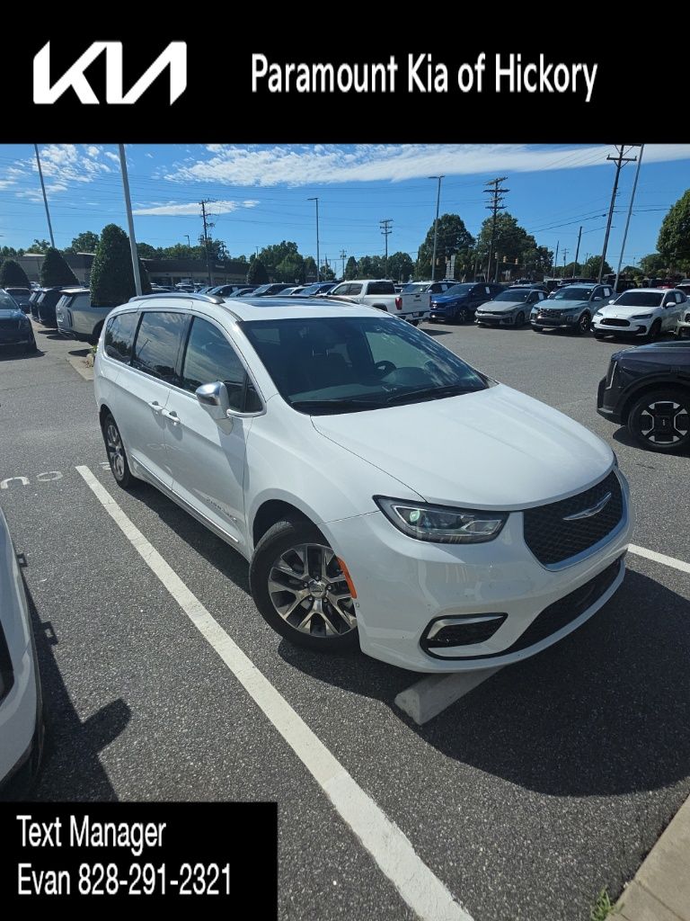 Bright White Clearcoat 2024 Chrysler Pacifica Hybrid Minivan Front-Wheel Drive Continuously Variable Transmission