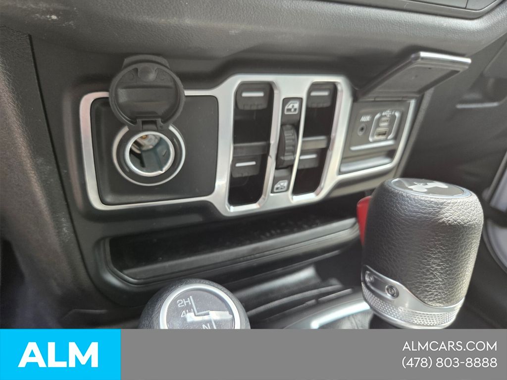 Used 2025 White Jeep Sahara image 21