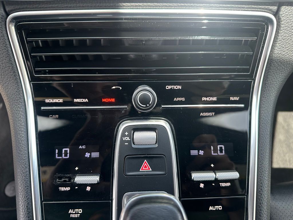 2018 Porsche Panamera  23