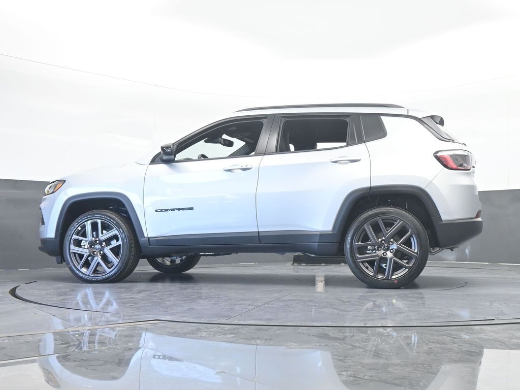 New 2026 silver zynith metallic clearcoat Jeep Latitude image 53