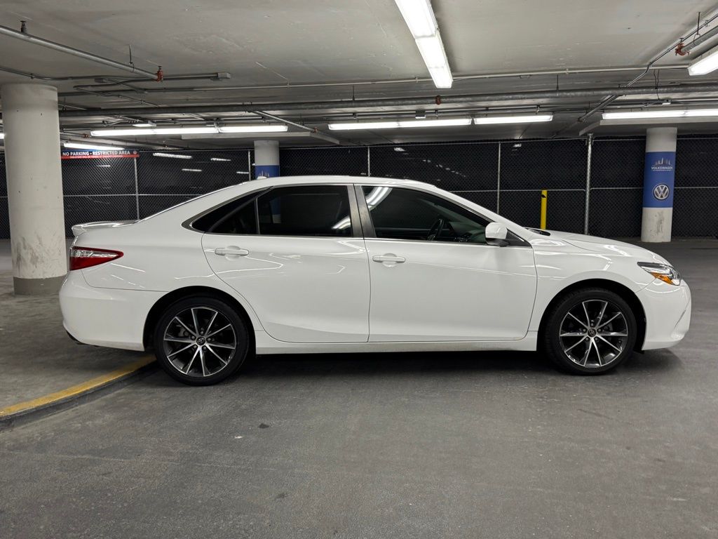 2016 Toyota Camry XSE 36