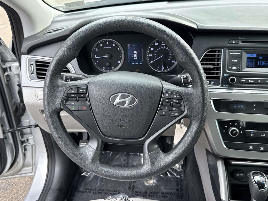 Used 2015 Silver Hyundai SE image 17