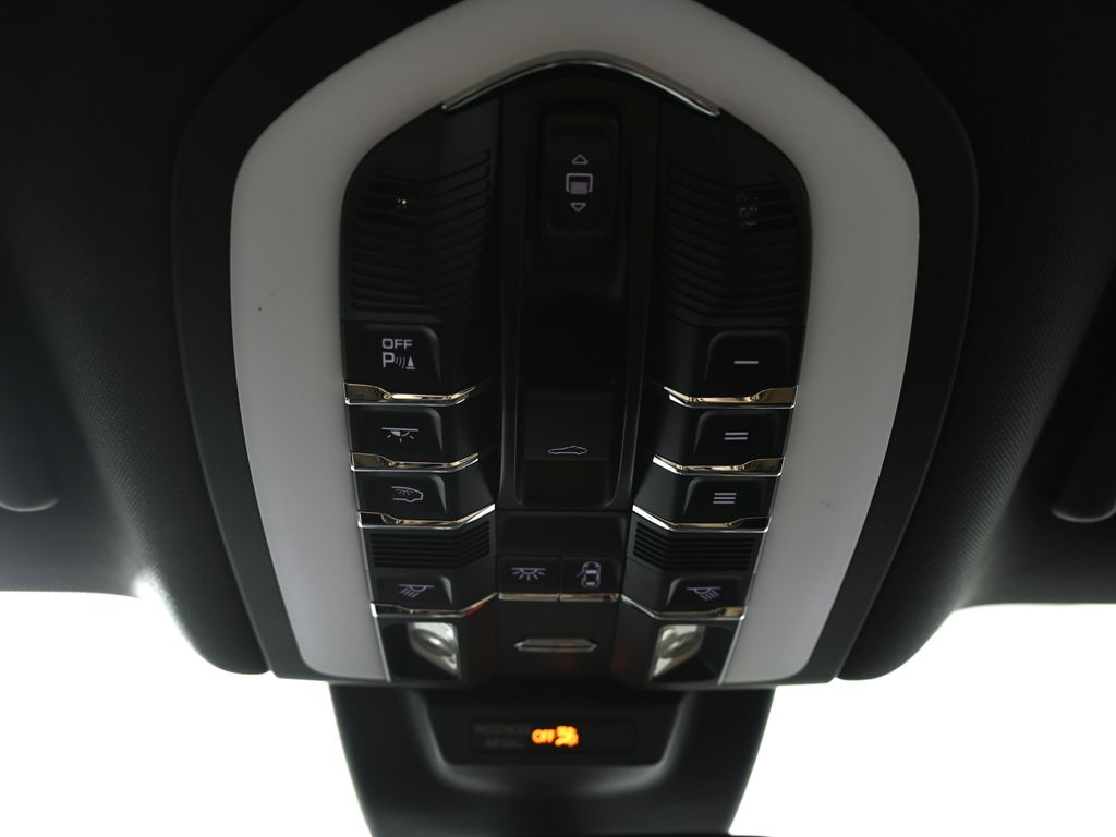 Thumbnail: 2021 Porsche Macan - 20