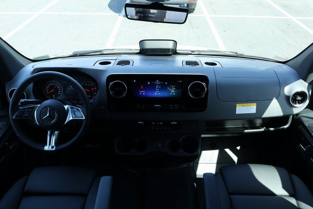 Thumbnail: 2025 Mercedes-Benz Sprinter - 4