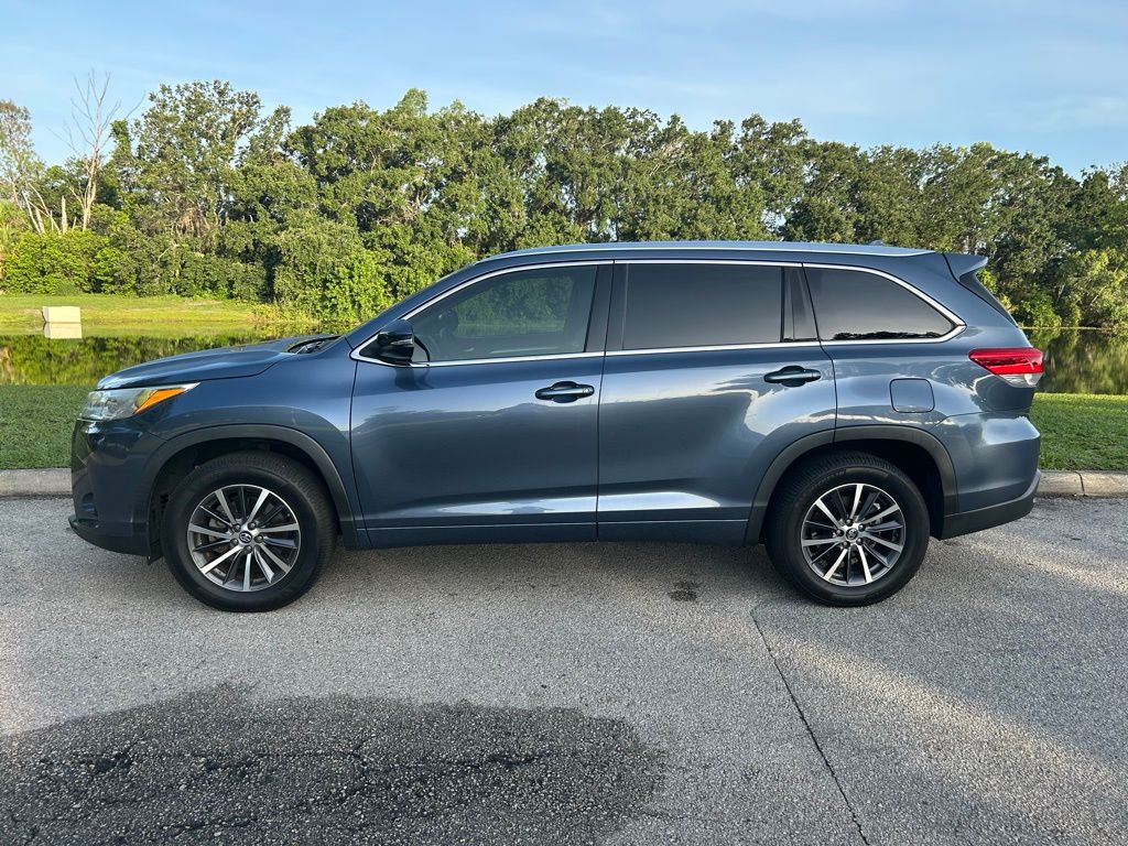 2017 Toyota Highlander SE 2