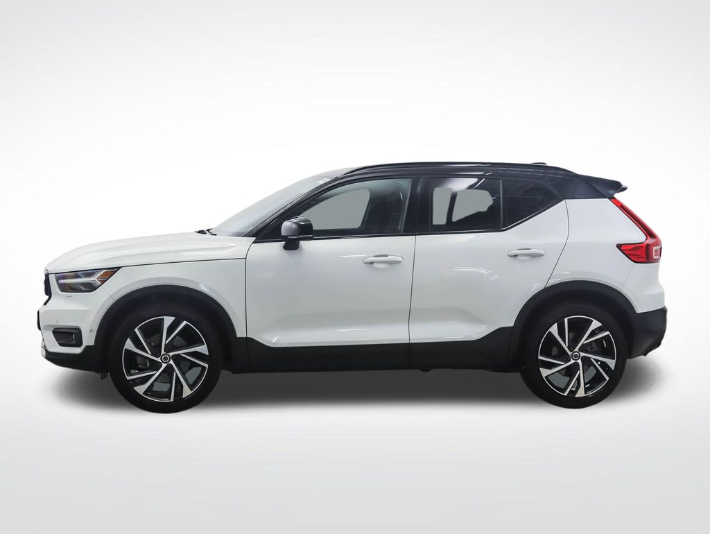 Thumbnail: 2022 Volvo XC40 - 2