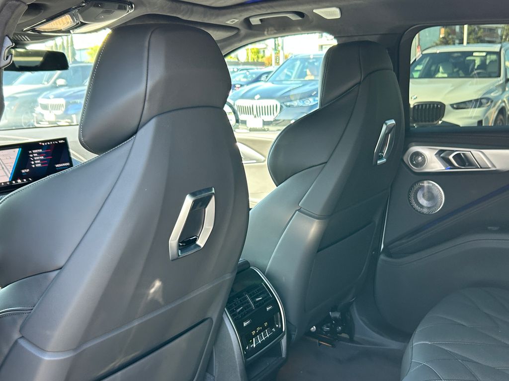 2025 BMW XM  32