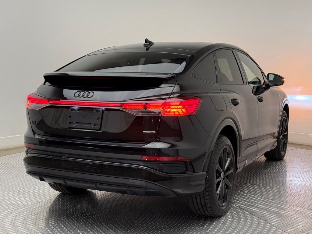 Thumbnail: 2022 Audi Q4 e-tron - 11