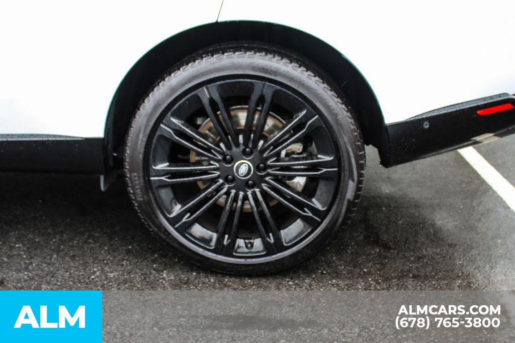 Used 2023 White Land Rover SE image 16