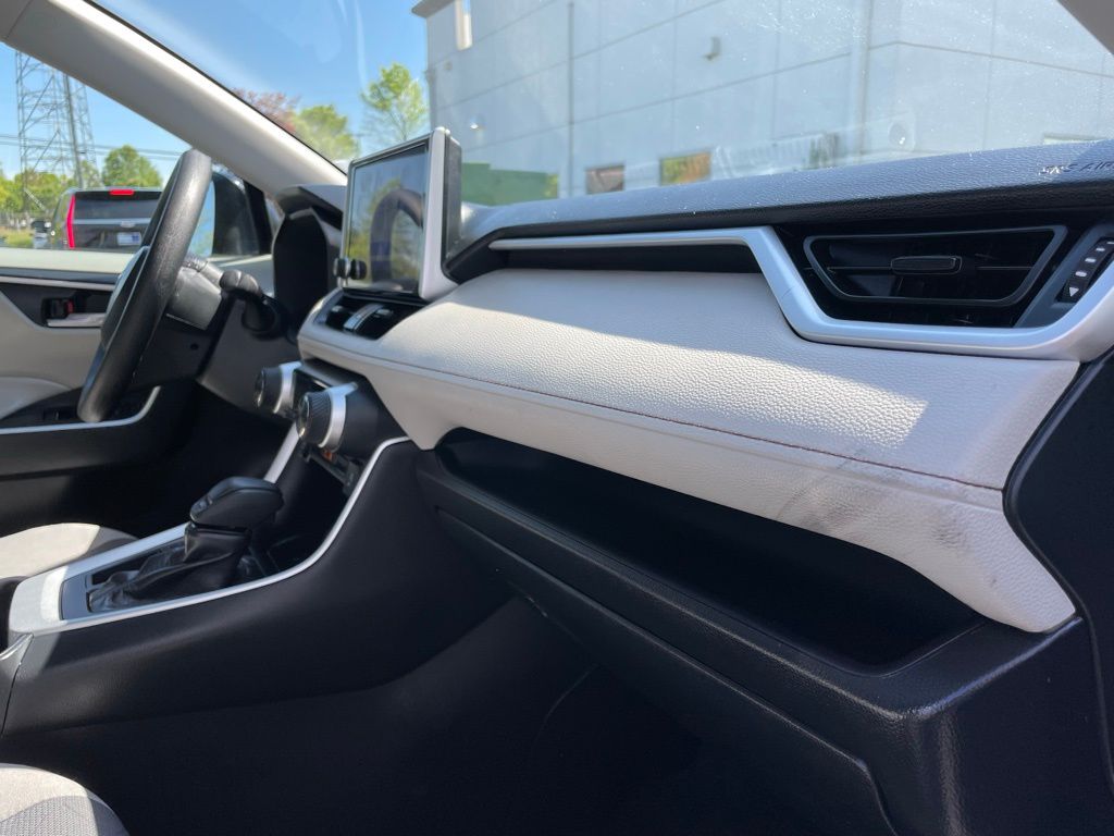 2024 Toyota RAV4 XLE 32