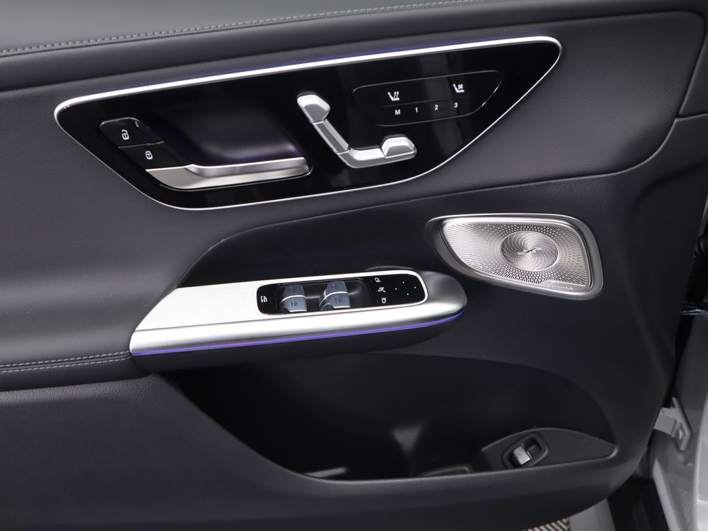 2025 Mercedes-Benz GLC 300 24