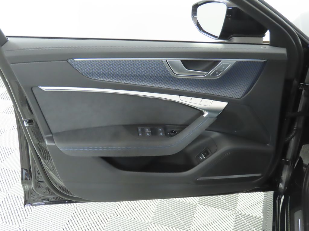 Thumbnail: 2025 Audi RS 6 - 25