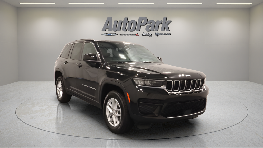 Diamond Black Crystal Pearlcoat 2026 Jeep Grand Cherokee SUV / Crossover Four-Wheel Drive 8-Speed Automatic