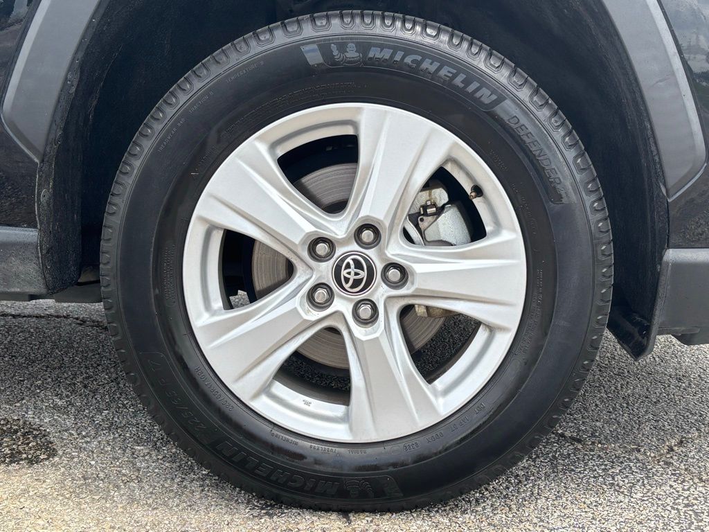2021 Toyota RAV4 Hybrid XLE photo