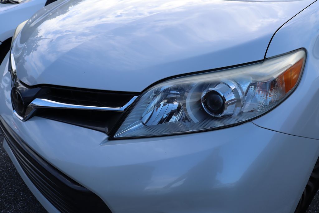 Thumbnail: 2020 Toyota Sienna - 3