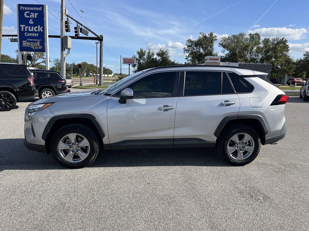 2022 Toyota RAV4 Hybrid XLE 8