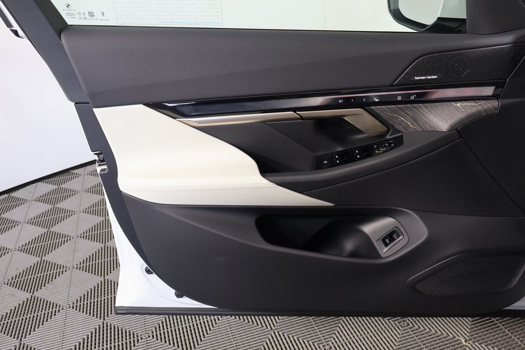 Thumbnail: 2027 BMW i5 - 7