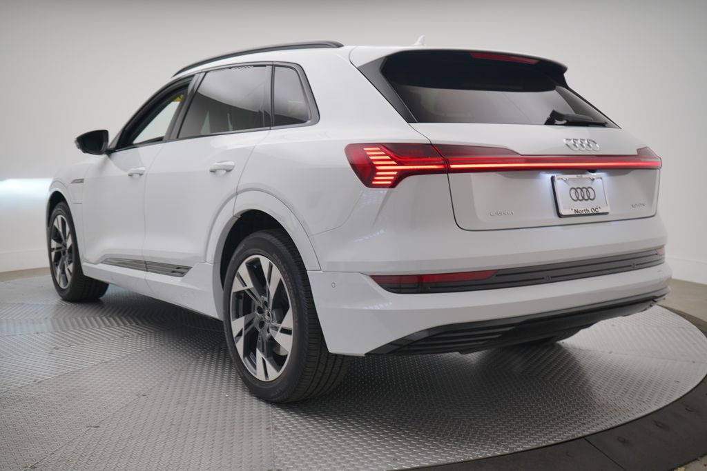 Thumbnail: 2022 Audi e-tron - 3