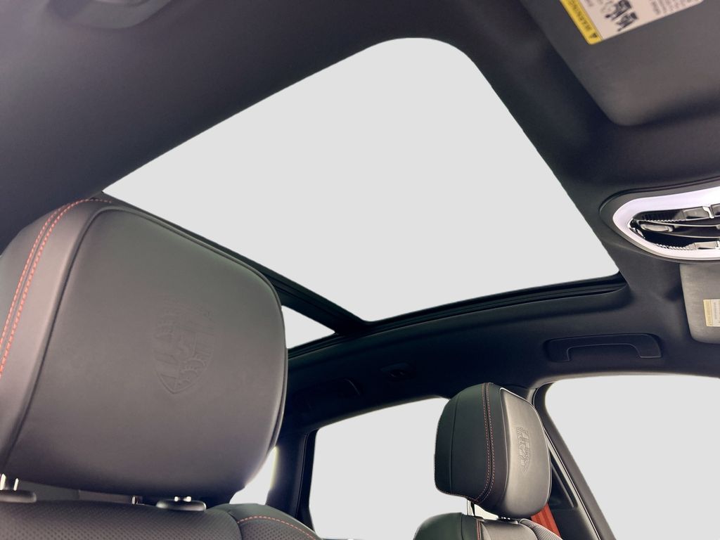 Thumbnail: 2025 Porsche Macan - 21