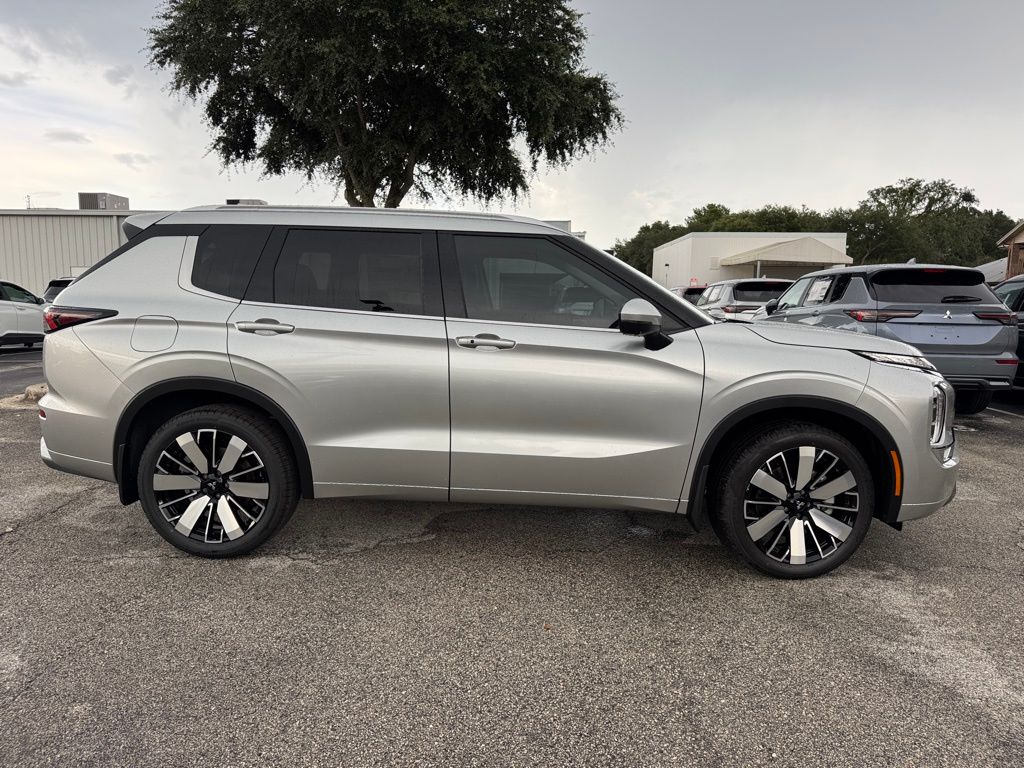 2025 Mitsubishi Outlander SEL photo 4