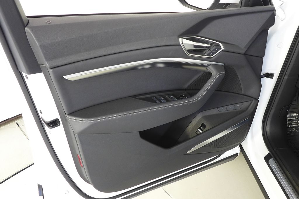 Thumbnail: 2024 Audi Q8 e-tron - 11