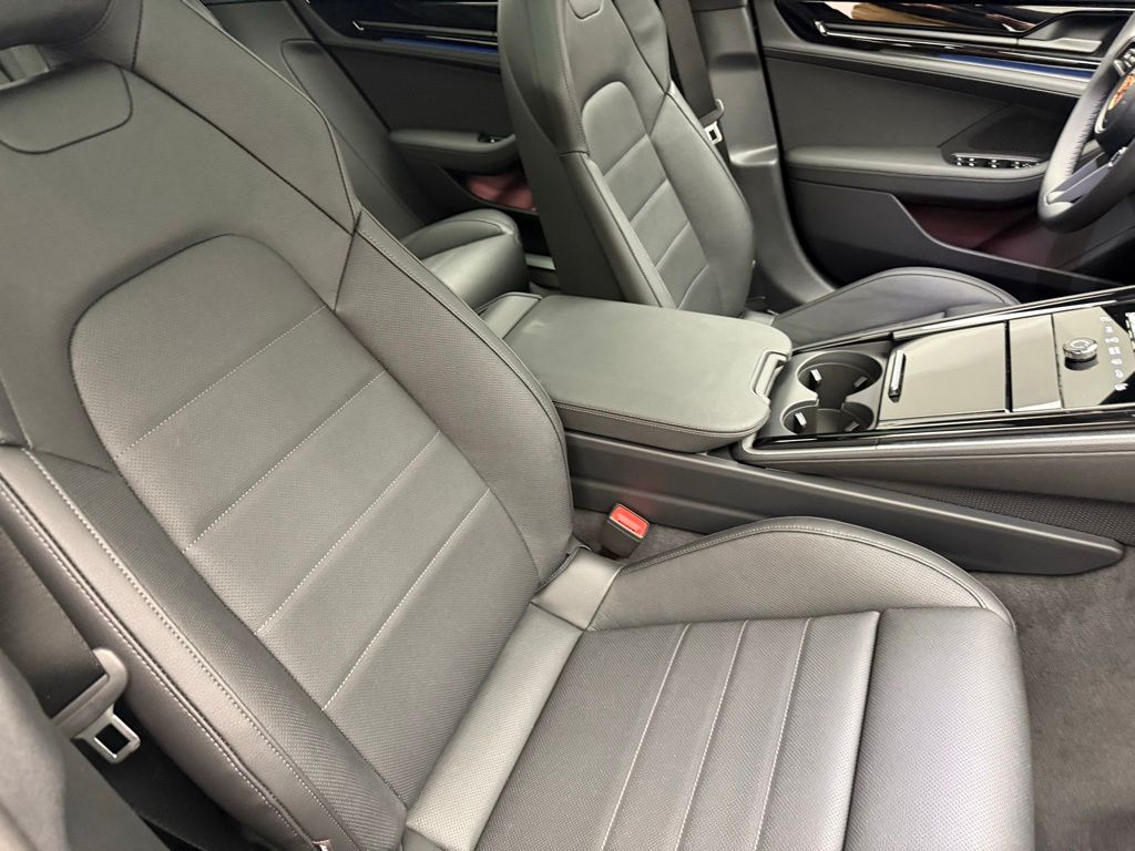 Thumbnail: 2026 Porsche Panamera - 32