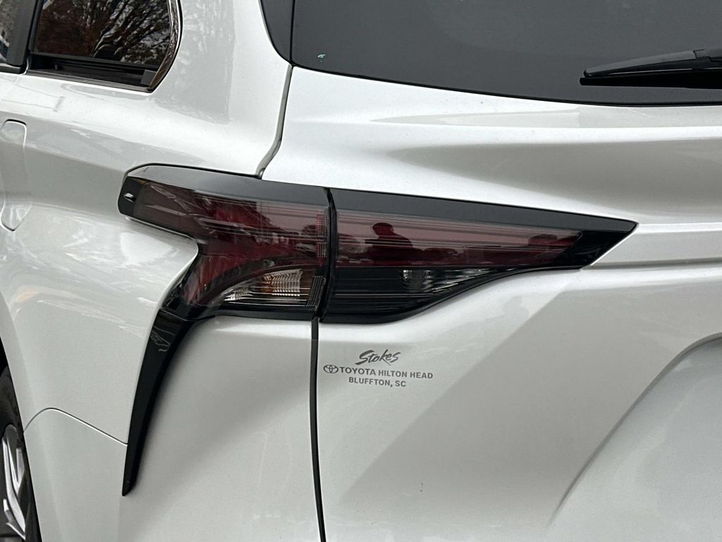 Thumbnail: 2024 Toyota Sienna - 10